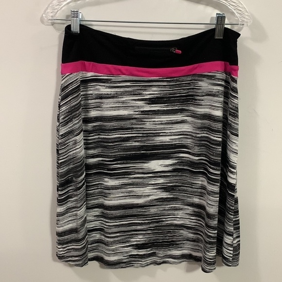 Dakini Athletic flared skirt, side pockets and back zipper pocket Good condition - Picture 1 of 3